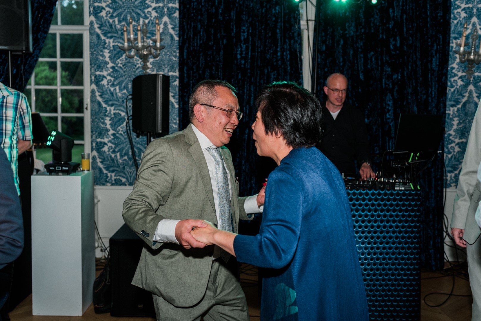 Feestende gasten op de dansvloer