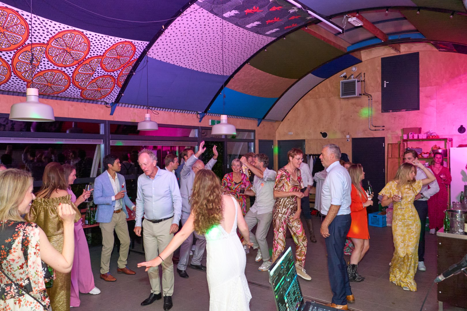 Dansende gasten op de dansvloer