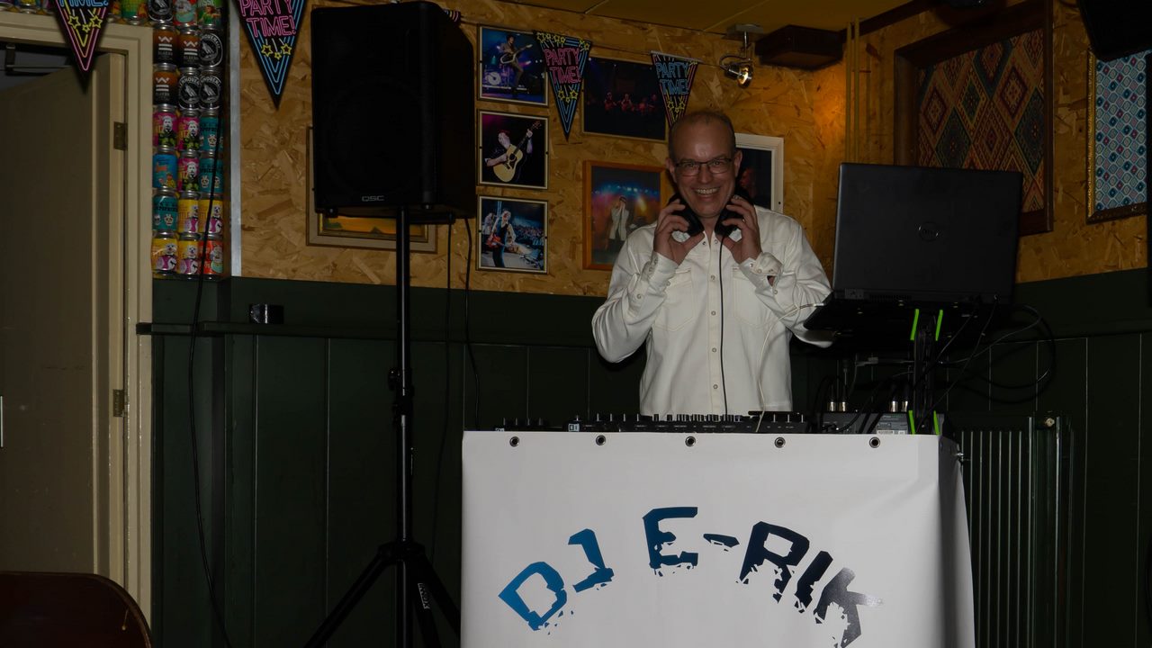 DJ E-RIK achter de decks