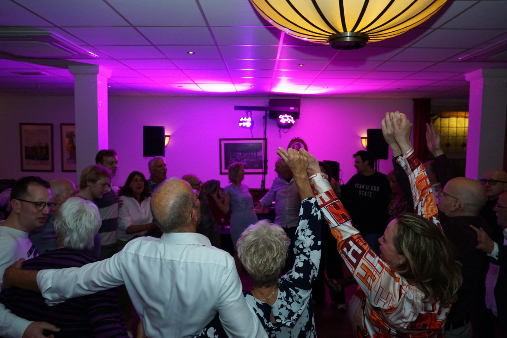 DJ E-RIK achter de mixer