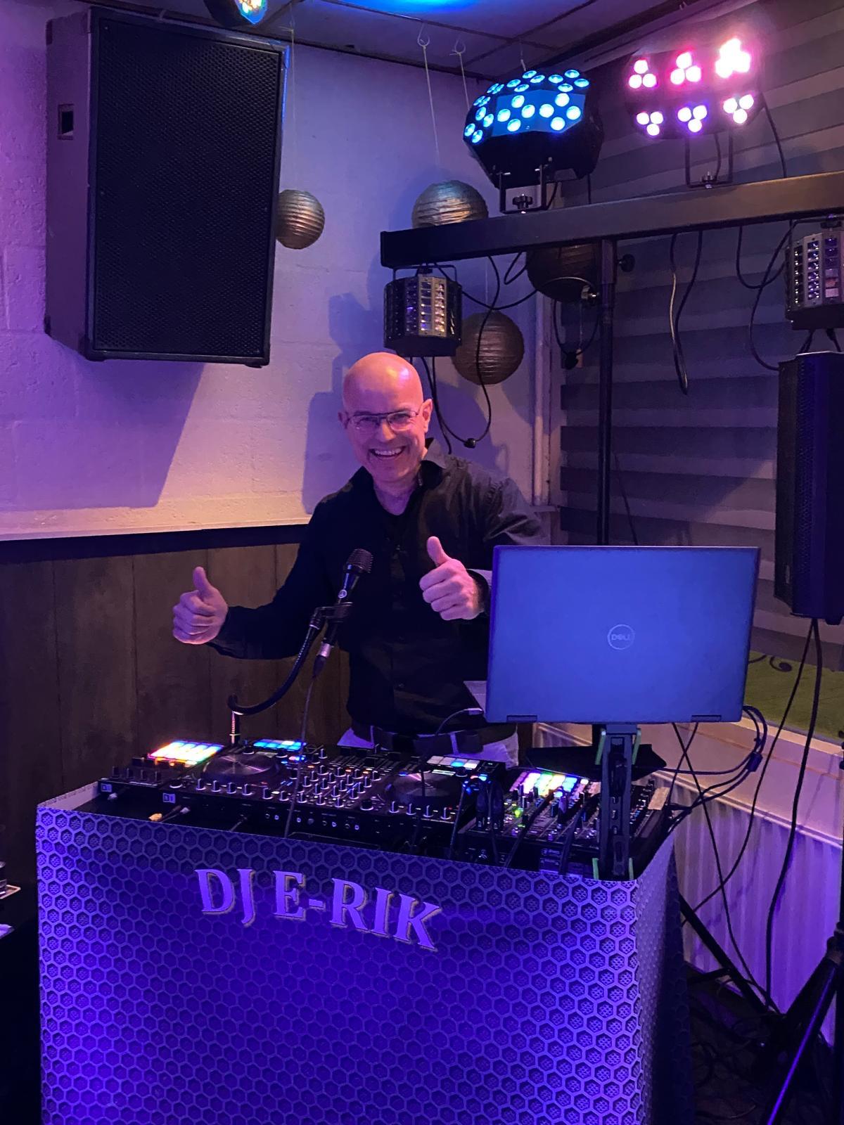 DJ Booth setup met professionele apparatuur