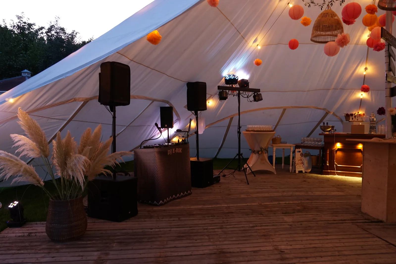DJ E-RIK drive-in show in een sfeervolle feesttent met professionele speakers en verlichting