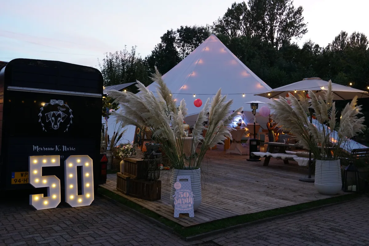Verjaardag en jubileum gevierd met DJ E-RIK, verlichte cijfers en foodtruck op locatie